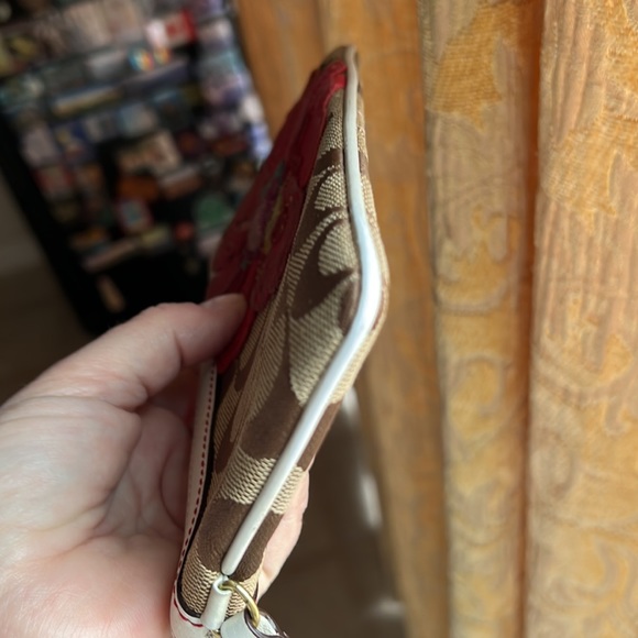 Rare Coach wristlet signature C  with flower 7x4” - Picture 6 of 6